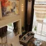 Villa oturma odası dekorasyonunda tablo kullanımı