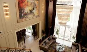 Ana Sayfa 5 Villa oturma odası dekorasyonunda tablo kullanımı