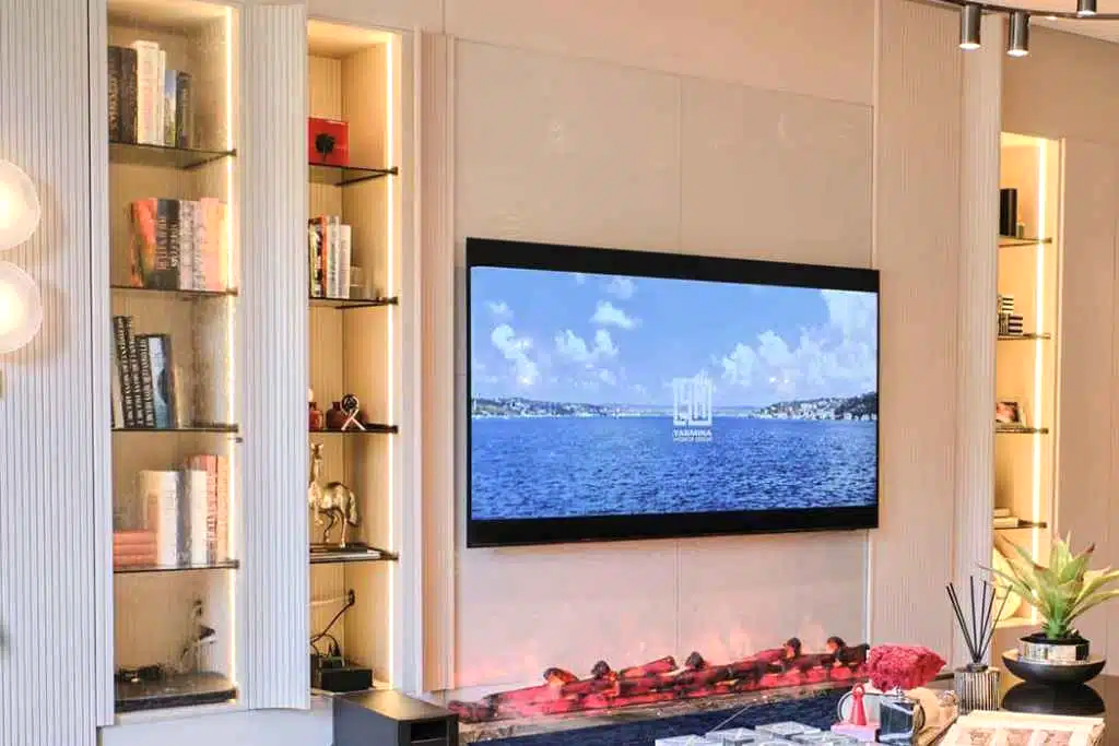Minimal çerçeveli televizyon ve gömme dolap ile gizli led aydınlatma sistemi